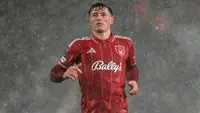 Gelandang Nottingham Forest asal Inggris bernomor punggung 08, Elliot Anderson, berlari di tengah hujan selama pertandingan leg pertama babak 16 besar UEFA Europa League antara Nottingham Forest dan FC Midtjylland di The City Ground di Nottingham, Inggris tengah, pada 12 Maret 2026. (Oli SCARFF/AFP)