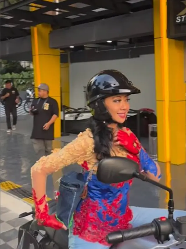 Peringati Hari Kartini, Ini 6 Potret Artis Wanita Naik Sepeda Motor Pakai Kebaya