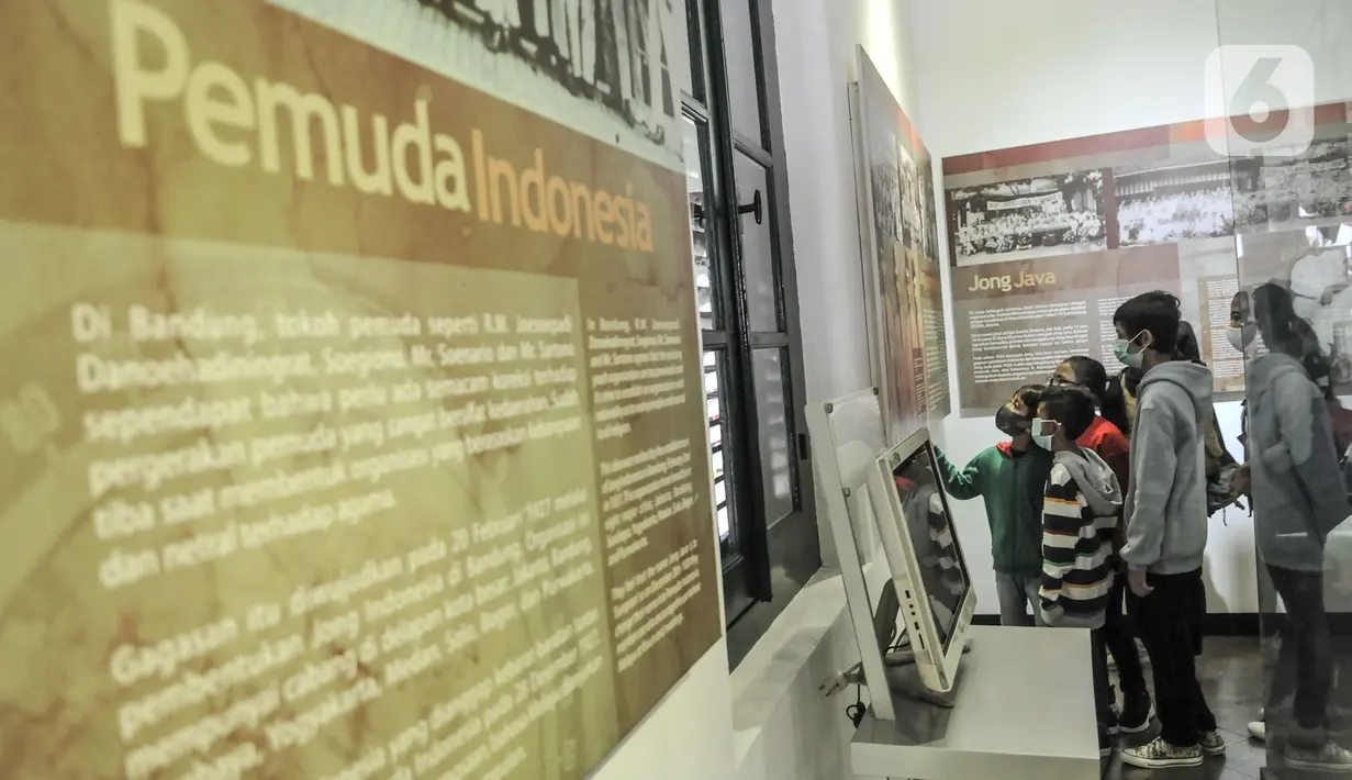Anak-anak melihat salah satu koleksi sejarah di Museum Sumpah Pemuda, Jakarta, Rabu (28/10/2020). Libur cuti bersama dimanfaatkan untuk mengajak anak-anak mengenal sejarah lahirnya Sumpah Pemuda sebagai bentuk edukasi agar memahami jejak perjuangan pahlawan sejak dini. (merdeka.com/Iqbal Nugroho)