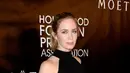 Dalam film Sicario, Emily Blunt melakoni peran sebagi Kate Macer. Film yang banjir pujian ini mengangkat kisah tentang idelistis seorang agen FBI dalam memberantas kasus narkoba di daerah perbatasan antara AS dan Meksiko. (AFP/Bintang.com)