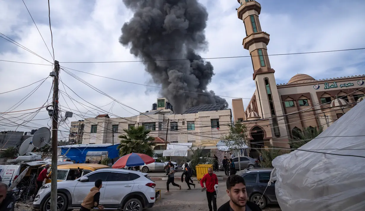 Sebanyak 310 petugas medis, 35 personel pertahanan sipil dan 97 jurnalis tewas dalam serangan Israel, imbuh kantor tersebut. (AP Photo/Fatima Shbair)