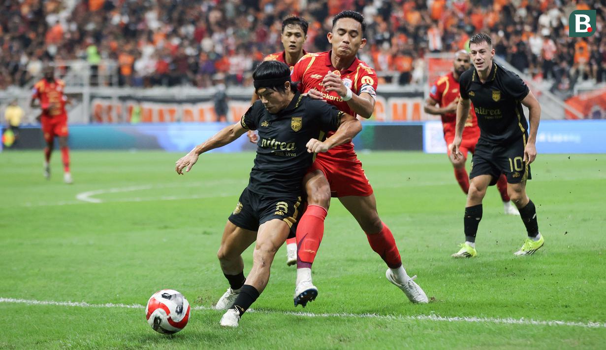 Pemain Persija Jakarta, Rizky Ridho (kanan) berusaha merebut bola dari pemain Borneo FC, Kei Hirosei dalam laga lanjutan BRI Super League 2025/2026 di Jakarta International Stadium (JIS), Jakarta Utara, Selasa (03/03/2026). (Bola.com/Abdul Aziz)