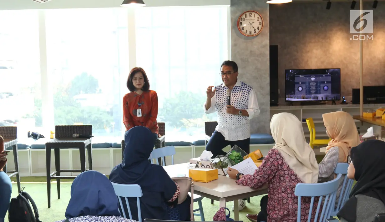 Direktur Kepatuhan Bank Mandiri Agus Dwi Handaya dan Direktur Hubungan Kelembagaan Alexandra Askandar berbicara dengan media saat menjelaskan konsep pengelolaan pegawai milenial di Plaza Mandiri, Jakarta, Jumat (26/10).  (Liputan6.com/Angga Yuniar)