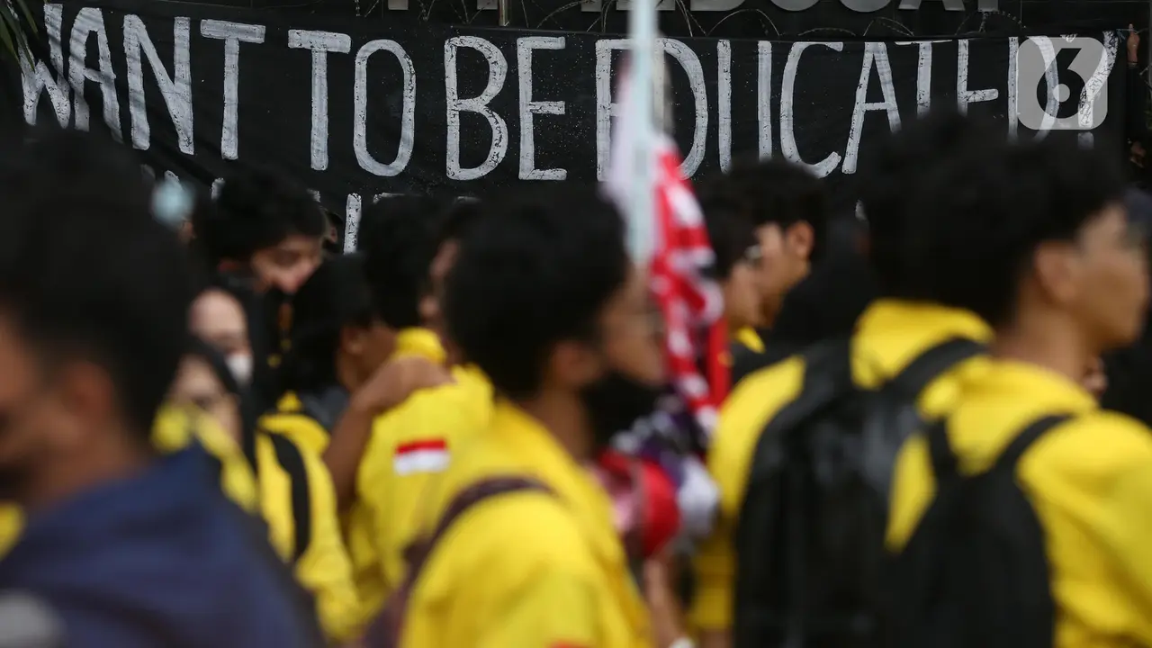 BEM SI Berunjuk Rasa di Patung Kuda Jakarta