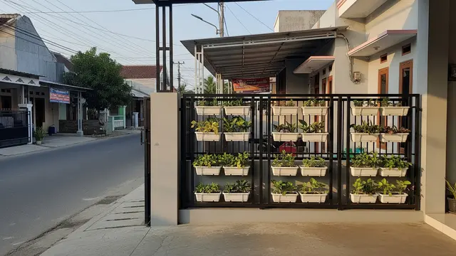 Pagar Kombinasi Besi dan Tanaman