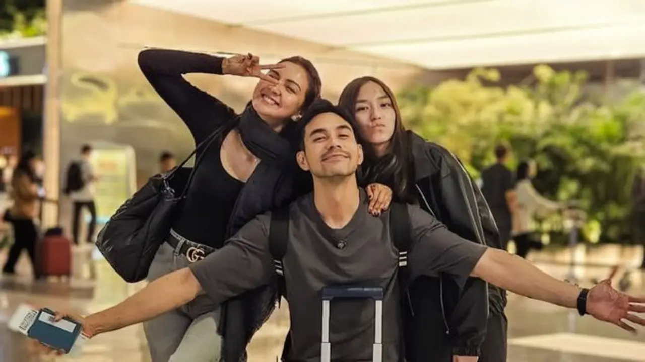 Potret Darius Sinathrya dan Keluarga OTW ke Eropa (credit: https://www.instagram.com/darius_sinathrya/)