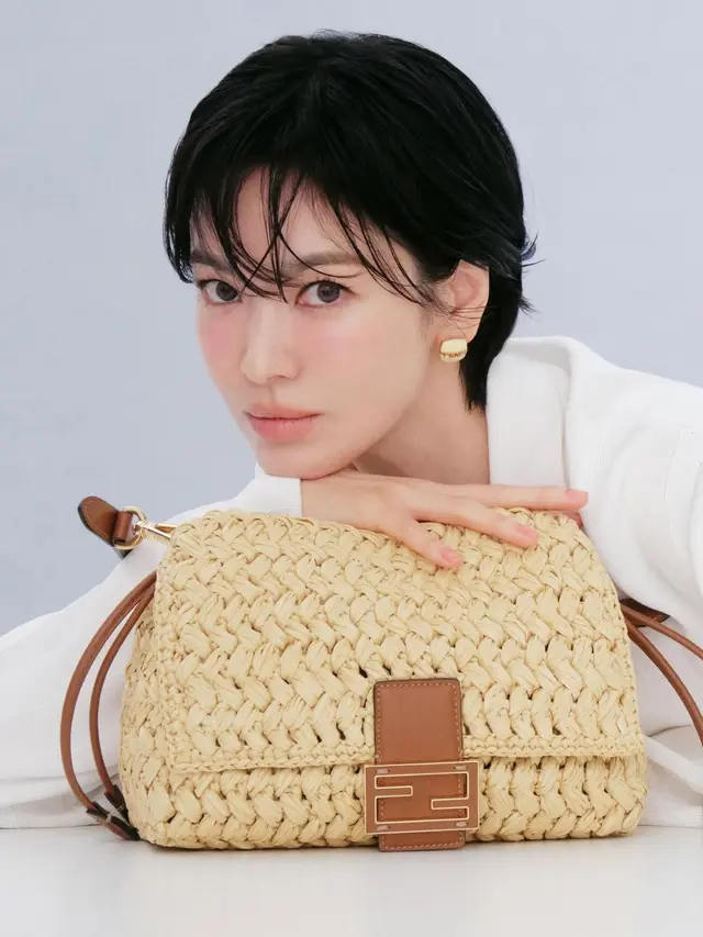 Pesona Memukau Song Hye Kyo dalam Foto B-Cut, Pancarkan Inner Beauty dengan Makeup Nude dan Bob Haircut