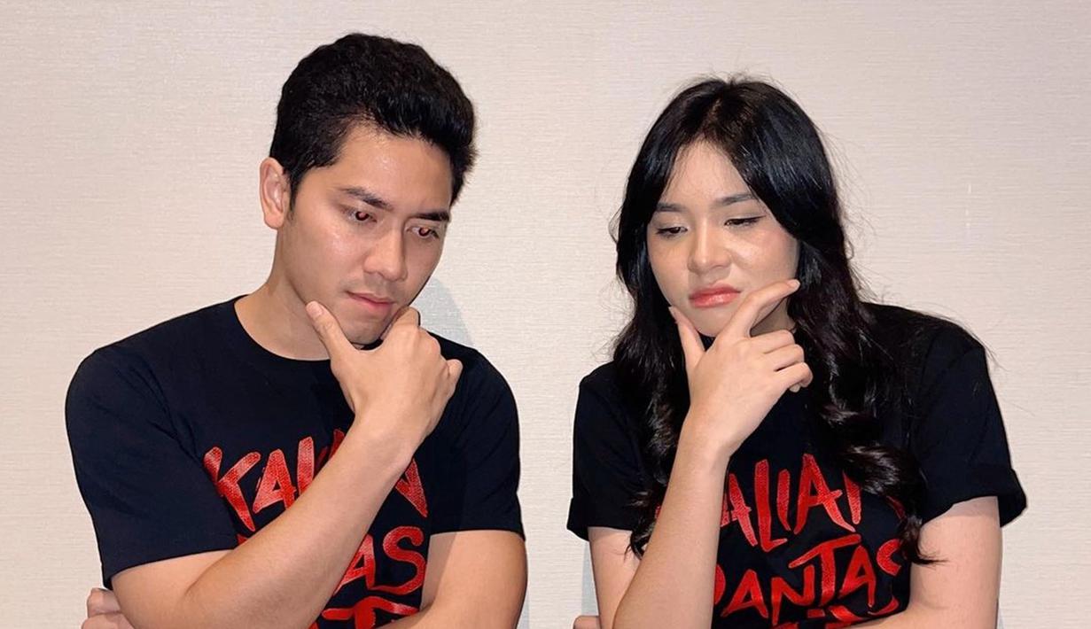 Zee JKT48 cukup akrab dengan Emir Mahira. Momen keduanya bersama ini menjadi bukti bahwa mereka telah jalin chemistry. Chemistry ini penting agar film Kalian Pantas Mati bisa bagus dan karakter dapat berkembang. (Liputan6.com/IG/paragonpictures.id)