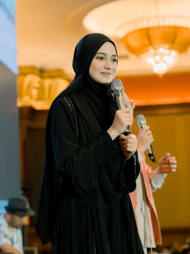 Tampil Berhijab, Ini 7 Potret Syifa Hadju di Acara Kajian yang Sempat Bikin Pangling