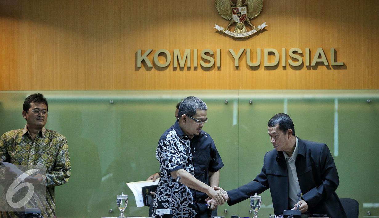 Wakil Ketua Sementara (KY) Farid Wadji bersalaman dengan Kepala pusat analisis dan layanan informasi Roejito usai konferensi pers di Gedung Komisi Yudisial, Jakarta, Kamis (4/2). (Liputan6.com/Faizal Fanani)