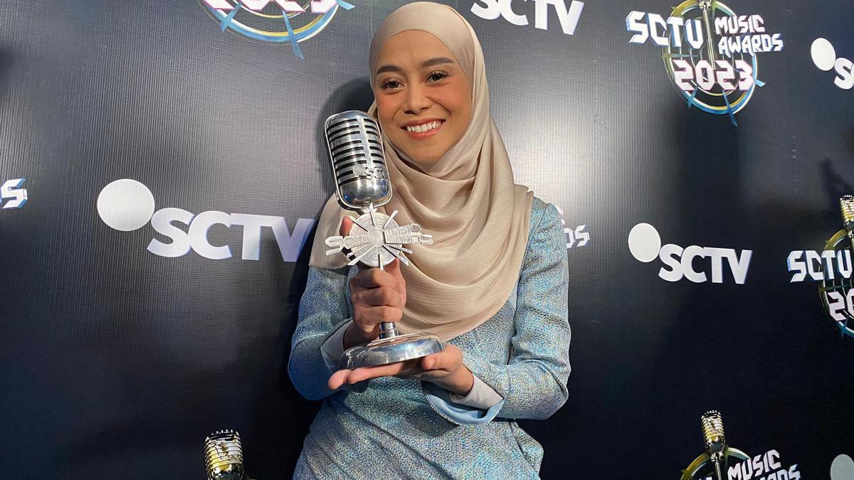 6-potret-lesti-kejora-saat-terima-4-piala-di-sctv-music-awards-2023