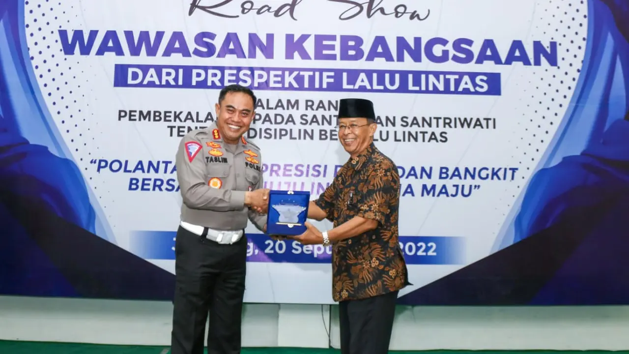 Direktur Lalu Lintas Polda Jatim Kombes Pol Muhammad Taslim Chairuddin memberikan penjelasan terkait etika berlalu lintas dengan baik di POnpes Tebu Ireng Jombang. (Dian Kurniawan/Liputan6.com)