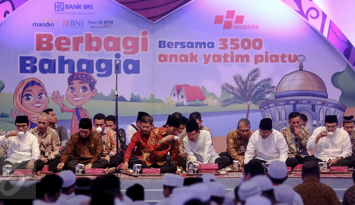 Presiden Jokowi (tengah) berbincang dengan Wapres Jusuf Kalla saat menghadiri buka bersama yang diselenggarakan oleh anggota Himpunan Bank-Bank Negara (Himbara) di Jakarta Convention Centre, Jakarta, Kamis (2/7/2015). (Liputan6.com/Faizal Fanani)