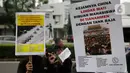 Poster-poster tuntutan dibentangkan di depan Kedubes China. (Liputan6.com/Johan Tallo)