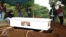Sejumlah awak media saat meliput pemakaman jenazah tersangka perampokan pulomas, Ramlan Butarbutar di TPU Kalimulya III, Depok, Jawa Barat, Jumat, (30/12). Ramlan Butarbutar merupakan perampok rumah Dodi Triono di Pulomas. (Liputan6.com/Ady Anugrahadi)