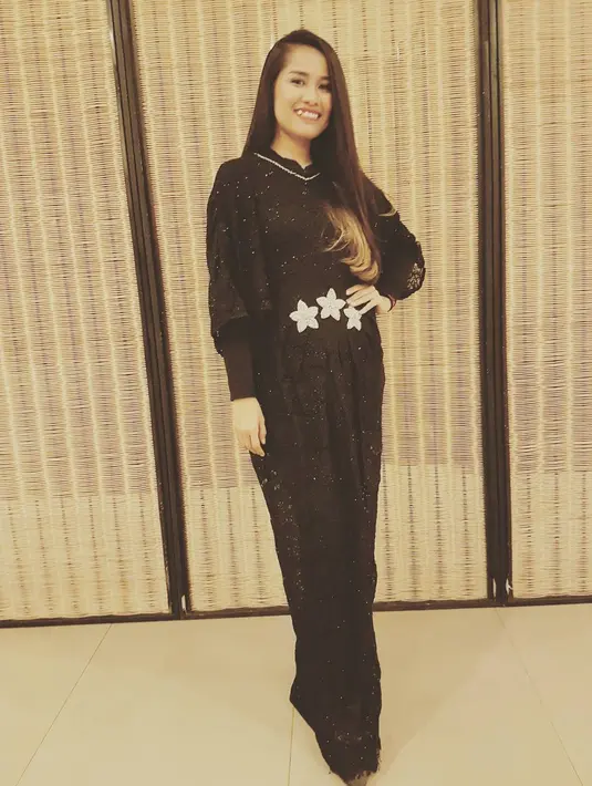 "Iya kita lagi mau syuting, bukan aku yang lihat. Makanya aku sempat ngomong 'ah bohong ah' karena aku enggak lihat. Lia yang lihat. (rekaman) dihapus sama Lia," ujar Chika Waode.  (Instagram/cqawaode)