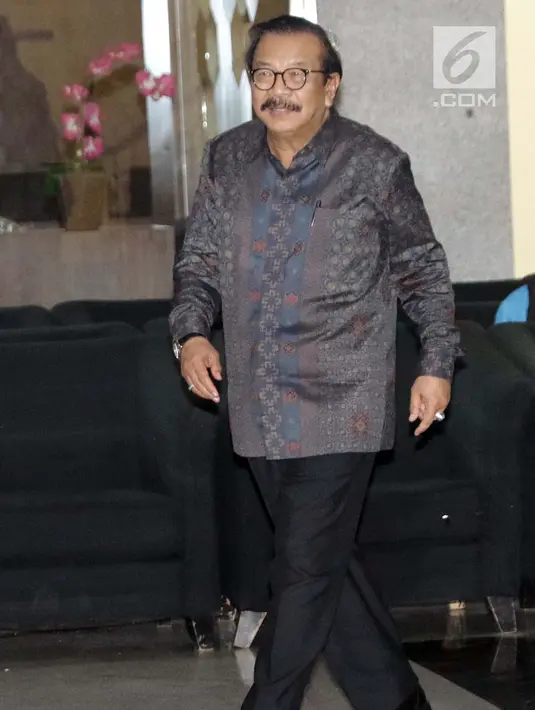 Mantan Gubernur Jatim, Soekarwo berjalan meninggalkan gedung KPK, Jakarta, Rabu (28/8/2019). Soekarwo diperiksa sebagai saksi dugaan korupsi pembahasan, dan pengesahan APBD/APBD P Kab Tulungagung 2015-2018 dengan tersangka Ketua DPRD Tulungagung, Supriyono. (Liputan6.com/Helmi Fithriansyah)