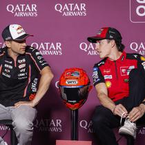 Jorge Martin (kiri) bersama Marc Marquez pada sesi konferensi pers. (Karim JAAFAR / AFP)