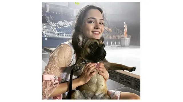 8 Pesona Evgenia Medvedeva, Atlet Ice Skating Rusia yang Viral di Media Sosial