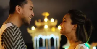 Hubungan pasangan Rina Nose dan Fakhrul Razi nampaknya semakin serius. Terlihat dari beberapa foto yang diunggah keduanya terlihat makin dekat. (Instagram/@rinanose16)