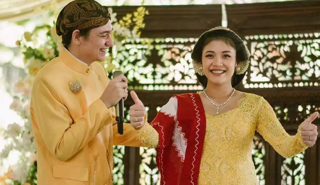 Canti Tachril juga mengadakan 7 bulanan dengan adat Jawa. Istri Adipati Dolken ini tampil dengan kebaya kuning brokat dipadukan selendang merah dan kain batik lilitnya. Adipati pun tampil dengan beskap warna kuning. [@cantitachril]