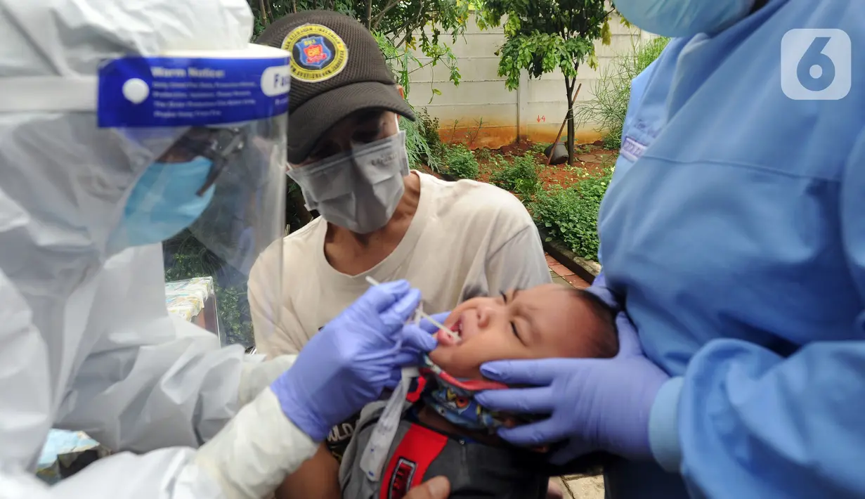 Ekspresi seorang anak saat menjalani swab test massal di Puskesmas Ciganjur, Jakarta Selatan, Kamis (7/1/2020). Swab test gratis tersebut dilakukan untuk screening memetakan penyebaran COVID-19 di Kelurahann Ciganjur. (merdeka.com/Arie Basuki)