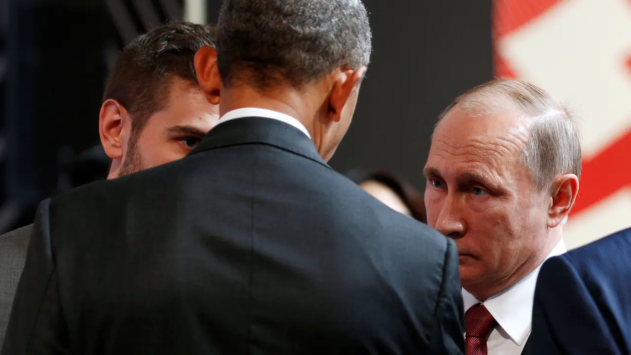 Presiden Barack Obama ketika terlibat dalam pembicaraan singkat dengan Presiden Vladimir Putin disela-sela KTT APEC 2016 di Lima, Peru