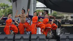 Delegasi seniman Bangladesh memeriahkan acara Festival of Nations di Jalan Dago, Bandung, Minggu (26/4//2015). Acara ini menjadi ajang pertukaran budaya antarnegara Asia Afrika. (Liputan6.com/Herman Zakharia)