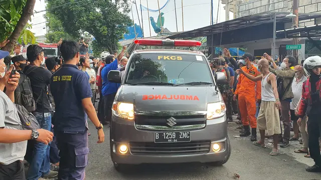 Korban reruntuhan menara air dan crane di Depok dilarikan ke RS