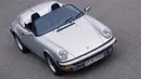 Porsche 911 G Series Speedster merupakan versi atap terbuka dari Porsche 911 model tahun 1988. Mobil ini hanya ada 2.103 unit di dunia. (Source: classicandsportscar.com)