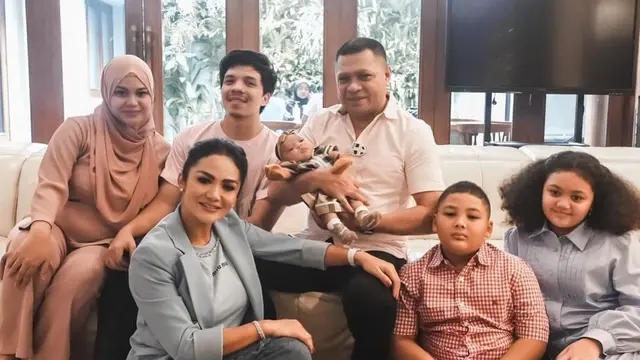 7 Potret Krisdayanti dan Raul Lemos Gendong Anak Aurel Hermansyah, Penuh Kehangatan