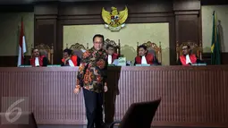 Mantan Ketua DPD Irman Gusman seusai berbincang dengan Hakim Ketua saat menjalani sidang perdana di Pengadilan Tipikor Jakarta, Selasa (8/11). Agenda sidang adalah pembacaan dakwaan oleh jaksa penuntut umum. (Liputan6.com/Johan Tallo)
