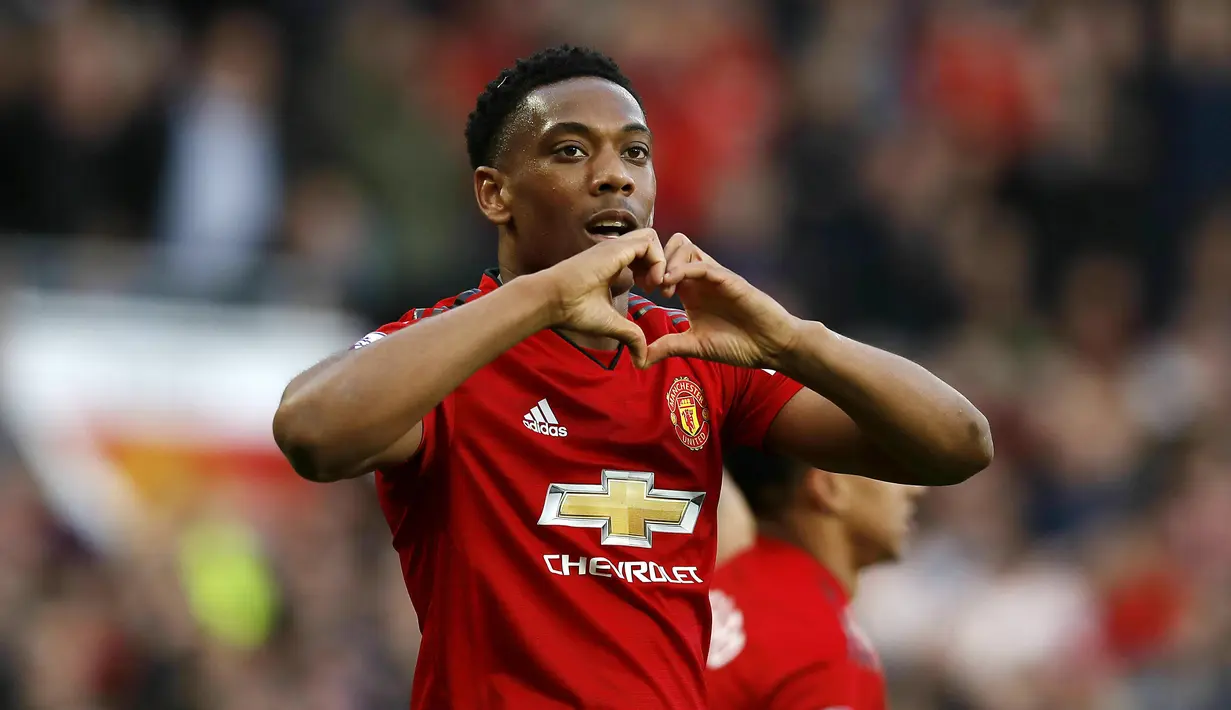 Penyerang Manchester United, Anthony Martial, melakukan selebrasi usai membobol gawang Watford pada laga Premier League di Stadion Old Trafford, Sabtu (30/3). Manchester United menang 2-1 atas Watford. (AP/Martin Rickett)