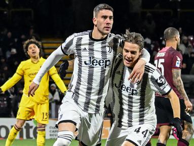 Pemain Juventus, Dusan Vlahovic bersama Nicolo Fagioli  merayakan gol yang dicetak ke gawang Salernitana pada laga Liga Italia di Stadion Arigis (7/2/2023). Juventus sukses mengalahkan Salernitana pada pekan ke-21 Liga Italia . (AFP/Andreas Solaro)