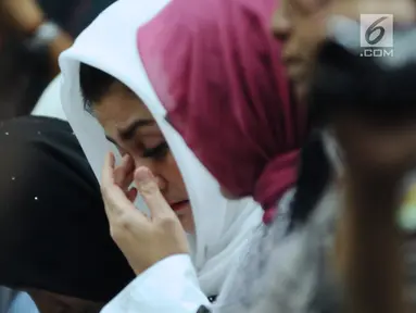 Istri Setya Novanto, Deisti Astriani Tagor mengusap mata saat mengikuti sidang lanjutan dugaan korupsi E-KTP di Pengadilan Tipikor, Jakarta, Rabu (20/12). Sidang beragendakan pembacaan eksepsi dakwaan oleh kuasa hukum. (Liputan6.com/Helmi Fithriansyah)