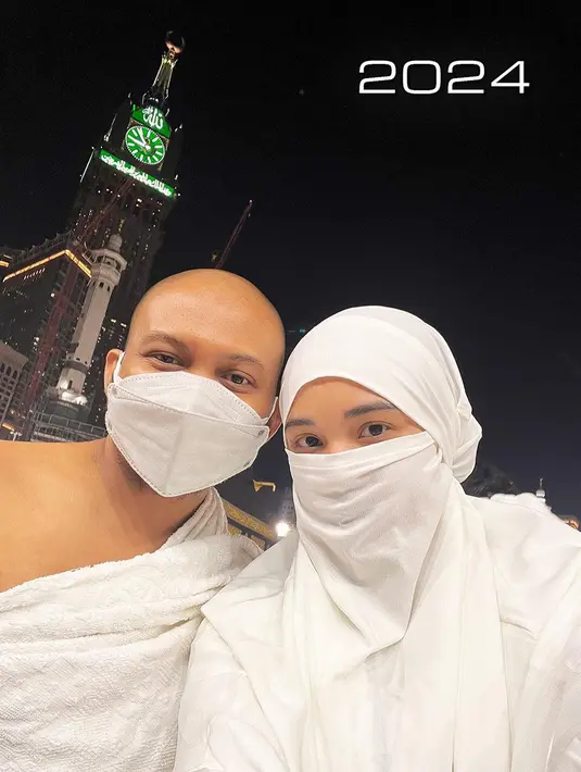 Tahallul disimbolkan dengan mencukur minimal 3 helai rambut. Di sini Babe memilih untuk memangkas semuanya, berharap dosa-dosanya juga dibersihkan. "Semoga dosa dosa yang lebat dan rimbun ini juga menjadi habis licin dan bersih tanpa sisa, dan semoga yg belum umroh Allah mudahkan dan segerakan jalannya agar bisa segera umroh. Amin ya rabbal alamin," tulis Babe Cabita. (Liputan6.com/IG/@babecabiita)