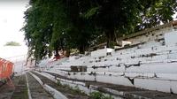 Tampak pohon yang tumbuh di Stadion Gelora 10 November, Surabaya. (Aditya Wany/Bola.com)