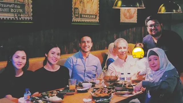 Jarang Tersorot, Ini 6 Potret Kebersamaan Hamish Daud dan Ayah Mertua