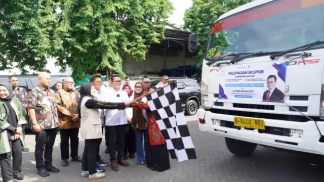 Menteri Perdagangan (Mendag) Budi Santoso, melepas ekspor pengusaha UMKM di Pergudangan Sinar Gedangan, Sidoarjo, Jawa Timur. (Dok Kemendag)