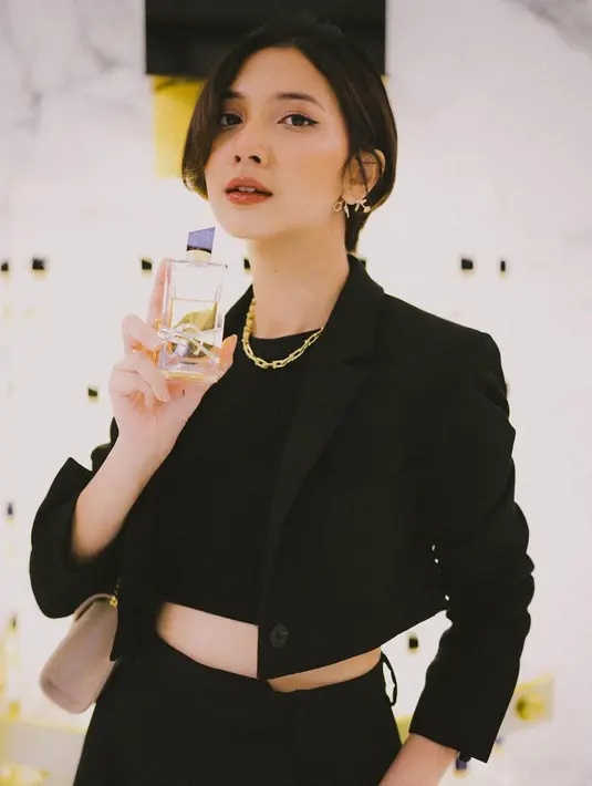 Saat hadir di acara YSL, Sheila Dara mengenakan crop blazer dan crop top [instagram/sheiladaisha]