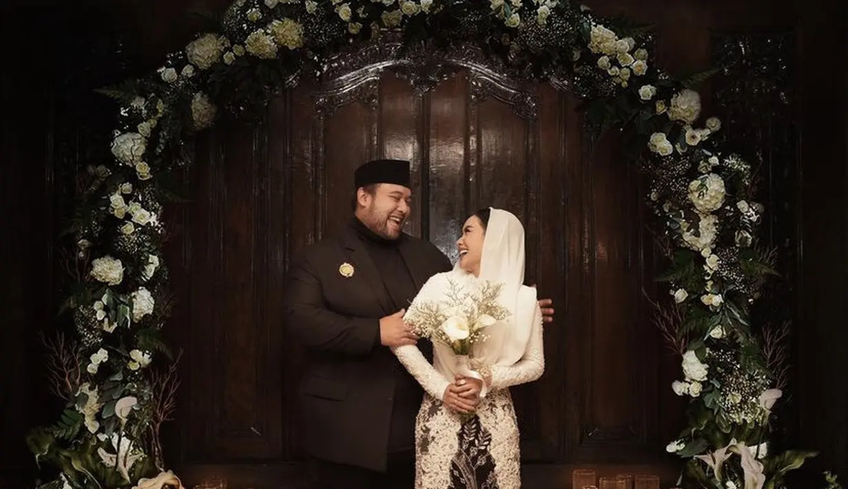 Dalam foto tersebut, terlihat Cita Citata tampil mengenakan kebaya panjang putih yang serasi dengan kerudung putih. @cita_citata