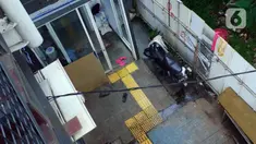 Lift jembatan penyebrangan orang (JPO) yang terbengkalai di Jalan Jembatan Gantung, Daan Mogot, Jakarta Barat, Rabu (17/3/2021).  JPO yang pernah rusak dan telah selesai diperbaiki ini mempunyai gaya artistik yang sangat  bagus dengan fasilitas yang cukup banyak. (Liputan6.com/Johan Tallo)