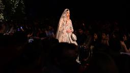 Seorang model berjalan di atas catwalk mengenakan pakaian tradisional Pakistan rancangan desainer Rema dan Shehrbano selama peragaan busana yang digelar oleh Loreal Paris Pakistan Fashion Design Council di Lahore, Selasa (4/9). (AP Photo / K.M Chaudary)