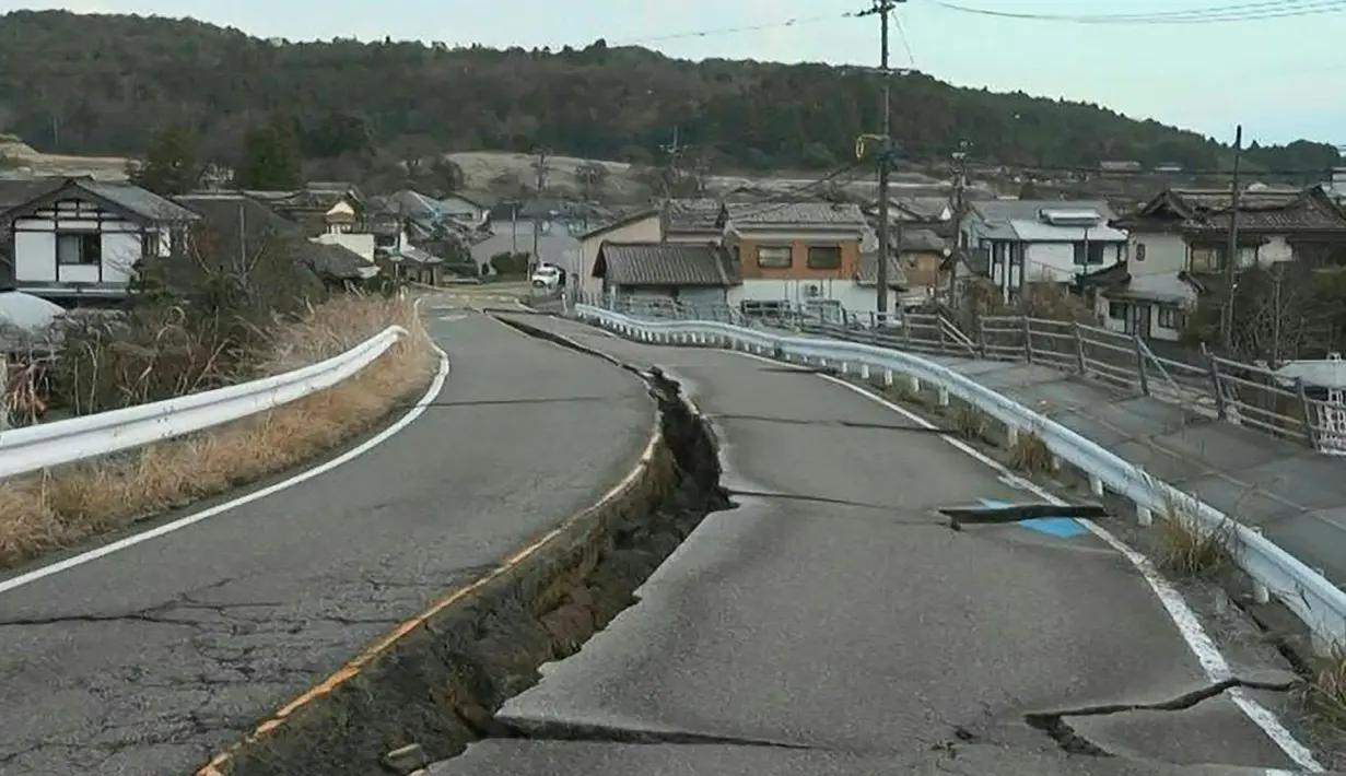 Tangkapan layar dari rekaman video AFPTV yang diambil pada 2 Januari 2024 menunjukkan retakan di jalan di kota Nanao, prefektur Ishikawa, Jepang setelah gempa besar berkekuatan magnitudo 7,5 melanda wilayah tersebut pada Hari Tahun Baru. (Fred Mery / AFPTV / AFP)