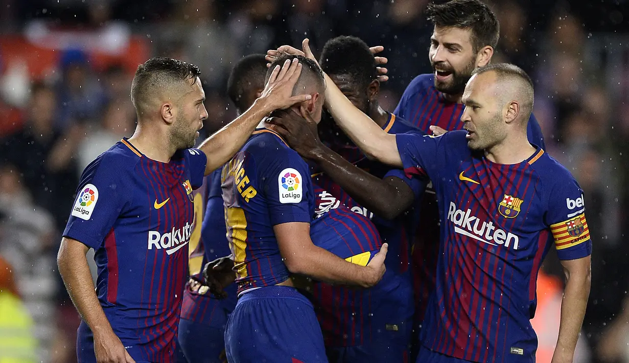 Para pemain Barcelona merayakan gol Paco Alcacer saat melawan Sevilla pada lanjutan La Liga Santander di Camp Nou stadium, Barcelona, (4/11/2017). Barcelona menang 2-1. (AFP/Josep Lago)