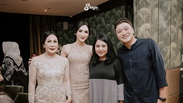 6 Potret Dena Rachman di Acara Perniakahan Adiknya, Memesona