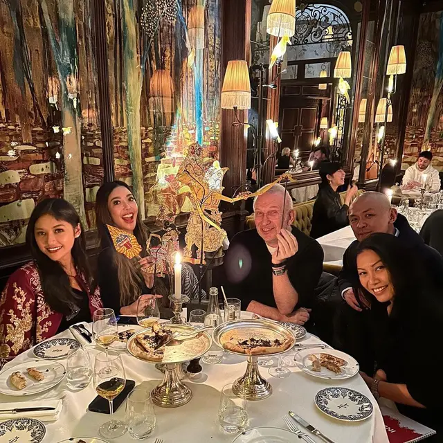 Erina Gudono bersama Anggun perkenalkan wayang pada desainer Prancis Jean Paul Gaultier (Foto: Instagram erinagudono)
