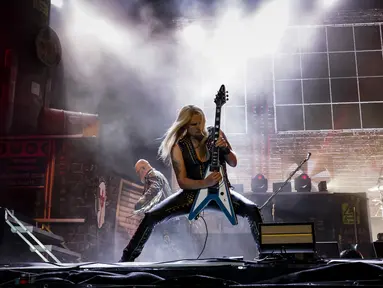 Gitaris band heavy metal asal Inggris Judas Priest, Richie Faulkner tampil pada Wacken Open Air (WOA) di Wacken, Jerman, 4 Agustus 2022. WOA dianggap sebagai festival heavy metal terbesar di dunia. (Frank Molter/dpa via AP)