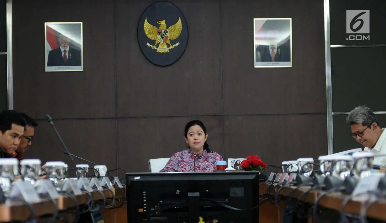 Menko PMK, Puan Maharani (tengah) saat memimpin rapat evaluasi SEA Games 2017 dan progres persiapan Asian Games 2018 di Jakarta, Senin (2/10). Rapat dihadiri Menpora Imam Nahrawi dan Ketua KOI Erick Thohir. (Liputan6.com/Helmi Fithriansyah)