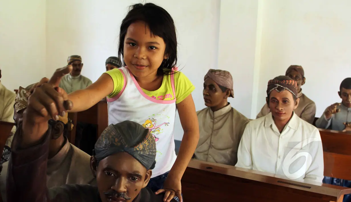 Seorang anak berfoto bersama diorama saat mengunjungi Museum Kebangkitan Nasional (ex Stovia) di Jakarta, Rabu (20/5/2015). Dr. Soetomo beserta Dr. Wahidin Soedirohusodo merupakan pendiri Boedi Oetomo pada 20 Mei 1908. (Liputan6.com/Helmi Afandi)